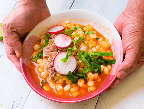 Le pozole : une soupe réconfortante à base de maïs hominy à essayer absolument!