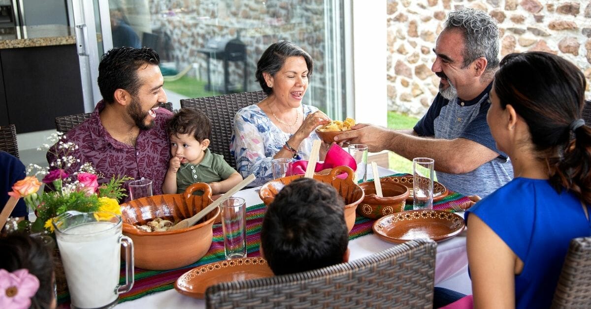 repas de tacos mexicains en famille